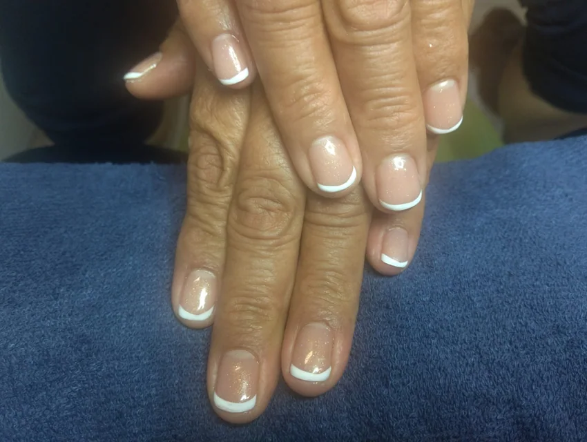 Manicura con acabado francés