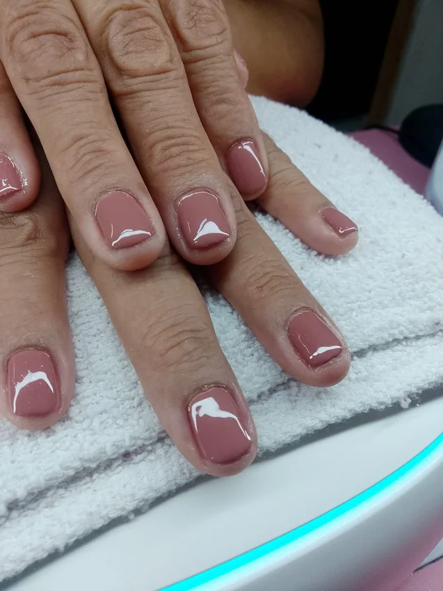 Trabajo de aplicación de uñas